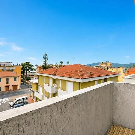 Edera With Balcony Few Steps From Sea - Happy